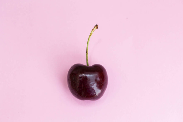 Вишневі фрукти ізольовані на чорно-білому тлі. красива рожева концепція вид зверху
 - Фото, зображення