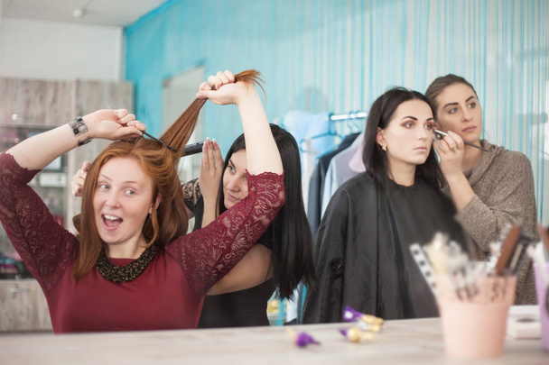 Young woman having fun and joking in a beauty salon. - Zdjęcie, obraz