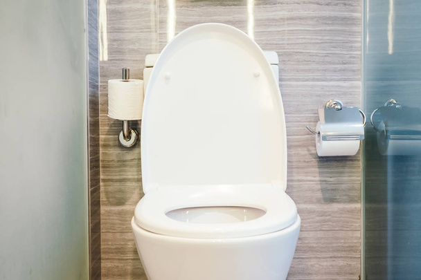 Krásné luxusní bílé záchodové prkénko a miska - Fotografie, Obrázek