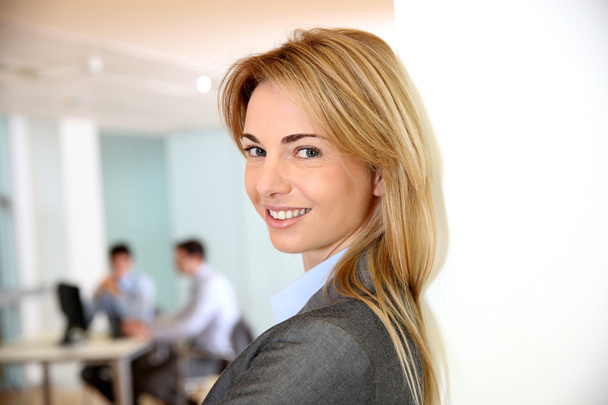 Beautiful blond businesswoman in meeting room - Foto, imagen