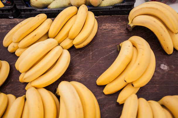 ramo de plátanos fruta en la tienda de comestibles
 - Foto, imagen