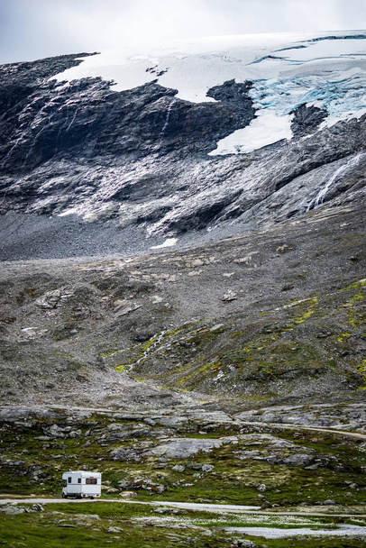 Camper car in norwegian mountains - Foto, Bild