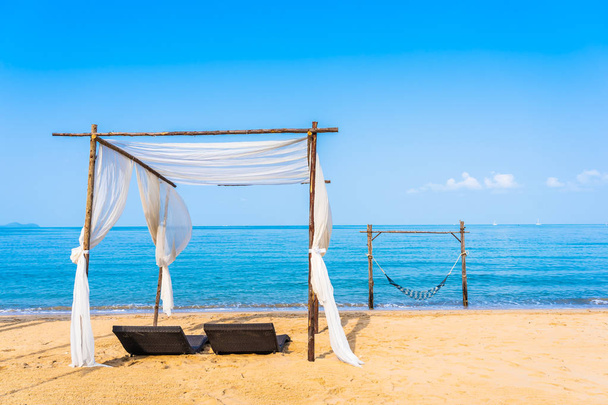 Chaise parasol et salon sur la belle plage océan de mer sur sk
 - Photo, image