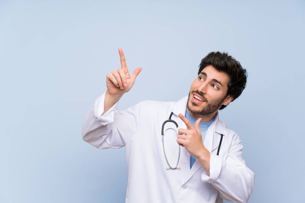 Doctor hombre señalando con el dedo índice una gran idea
 - Foto, Imagen