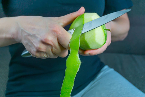 girl cleans green Apple - Foto, Imagem