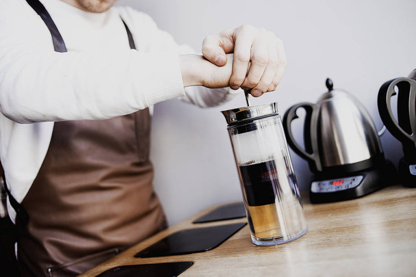  бариста готовит чай в кафе-магазине. Профессиональный бариста, процесс работы
 - Фото, изображение
