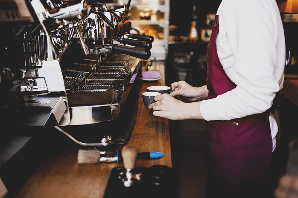  カフェショップでコーヒーを準備するバリスタ。プロのバリスタ、仕事のプロセス - 写真・画像