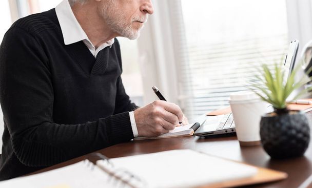 Businessman taking notes on notebook - Photo, Image