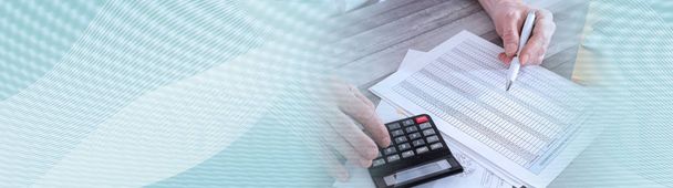 Ręce księgowego biznesmen z kalkulatorem. panoramiczny Banne - Zdjęcie, obraz