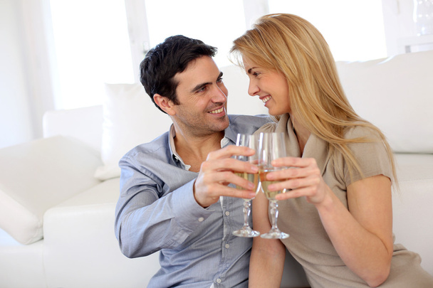 Romantic couple drinking wine at home - Foto, afbeelding