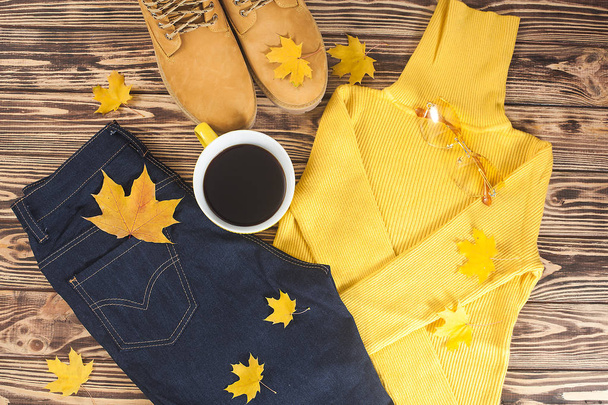 Top uitzicht shot van de herfst achtergrond. Herfst vrouw kleren platte lay foto. Vrouw garderobe. - Foto, afbeelding