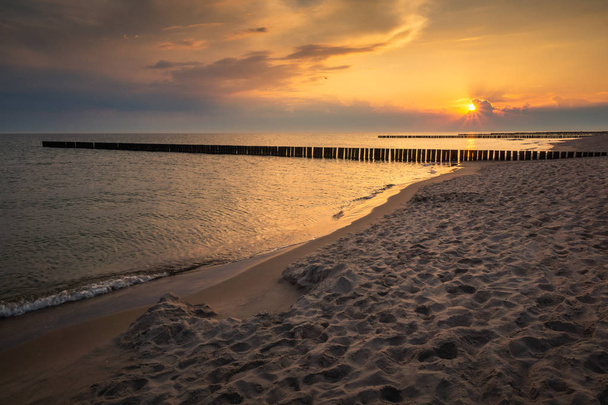 Východ slunce nad Baltským mořem v Trzesaczu, Polsko - Fotografie, Obrázek