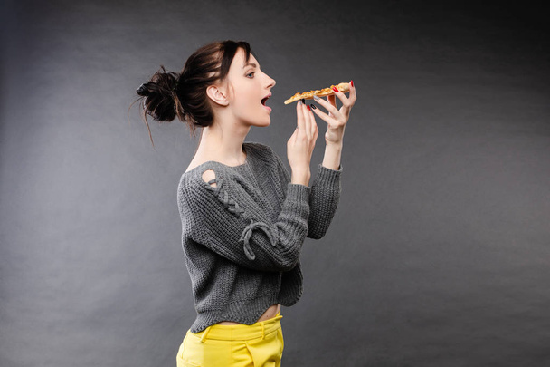 Chica hambrienta con la boca abierta comer pizza
 - Foto, Imagen
