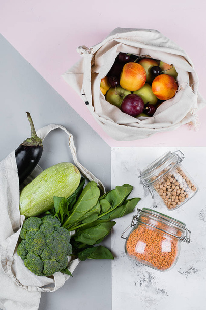 Verduras frescas y frutas en bolsa reutilizable de bio algodón ecológico. Tarro de vidrio con lentejas, avena, garbanzos. Concepto ecológico, cero residuos. Vista superior, plano
 - Foto, imagen
