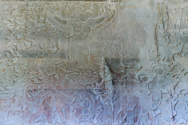 berühmte Bas Reflief in der Wand des Tempels Angkor Wat, Welterbe und meistbesuchte Touristenattraktion, Kambodscha geschnitzt. Details, Nahaufnahme epischer Schlachten. - Foto, Bild