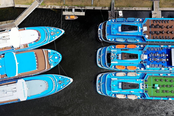 Parcheggio delle navi fluviali nel porto. Sparatoria dal drone
. - Foto, immagini
