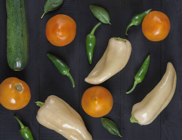 Tuoreet vihannekset pippuri, tomaatit, kesäkurpitsa puulaudalla Ra
 - Valokuva, kuva
