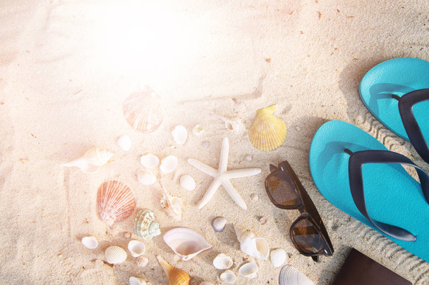 příslušenství tropické s slunečními brýlemi, modrý sandál, pas na pláži jako pozadí z mořských řas, hvězdic a písku na horním pohledu. za letní cestovní dovolenou a koncept dovolené. Ponechat prostor pro kopírování. - Fotografie, Obrázek