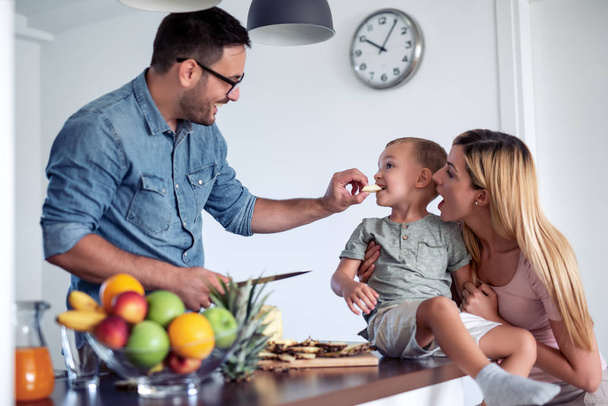 Ritratto di famiglia felice che prepara un pasto e si diverte in cucina. - Foto, immagini