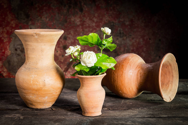 ainda life.jasmine flor em vaso em madeira
 - Foto, Imagem
