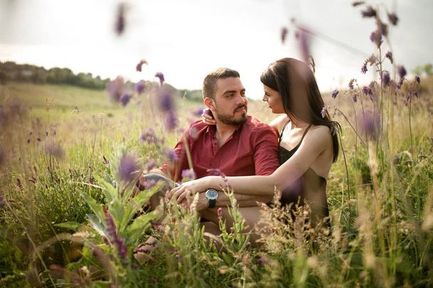 Una joven pareja descansa en un prado
. - Foto, Imagen