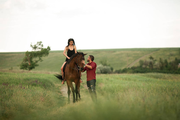 Um jovem casal caminha a cavalo
. - Foto, Imagem