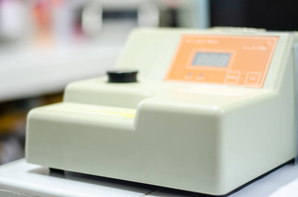 Instrument in laboratorium microbilirubine meter. - Foto, afbeelding