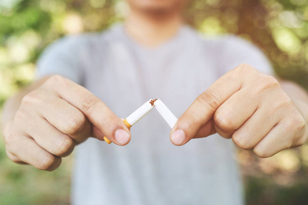 禁煙と健康的なライフスタイルのためのタバコの概念を拒否する男.または禁煙キャンペーンコンセプト. - 写真・画像