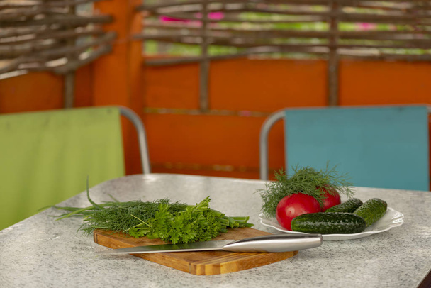 Ensalada de verduras verdes. Tomates, pepinos, cebollas, perejil, fe
 - Foto, imagen