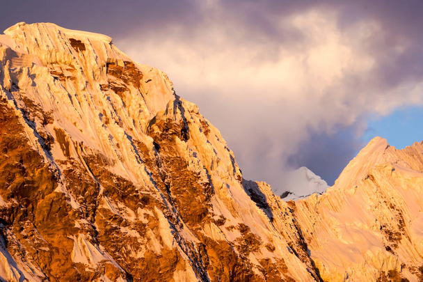 красиві снігові та крижані гірські вершини на заході сонця під експресом
 - Фото, зображення