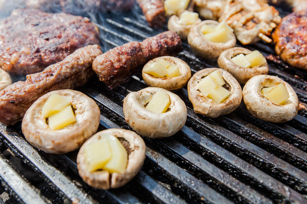 Sortiment grilovaného masa a plněný bílý champignon na barbecue BBQ party  - Fotografie, Obrázek