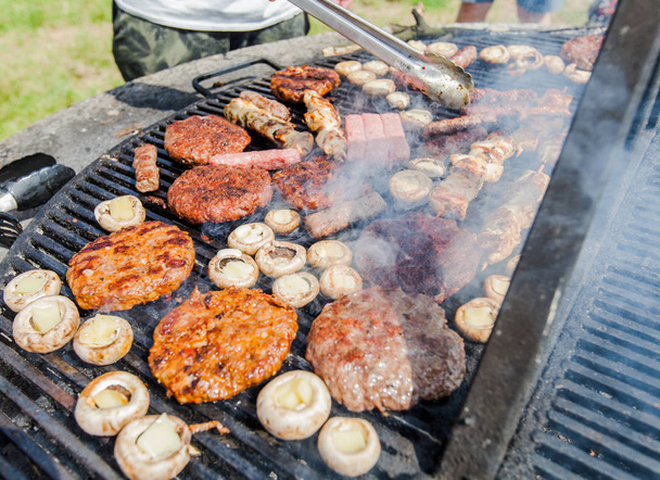 Asortyment grillowanego mięsa i wypełnionego białego Champignon na grillu BBQ party  - Zdjęcie, obraz