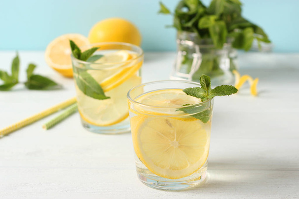 voda s citronem na barevném pozadí - Fotografie, Obrázek