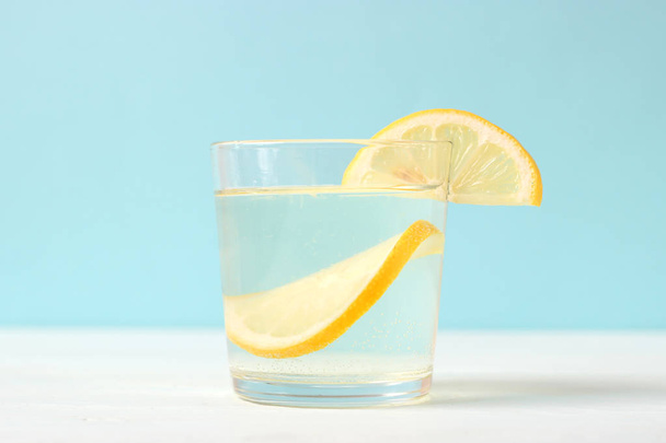 Renkli arka planda limonlu su - Fotoğraf, Görsel