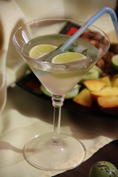 Martini cocktail with lime - Photo, Image