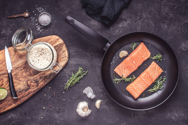 Čerstvé ryby syrové lososy Příprava na kuchyňské složky - Fotografie, Obrázek