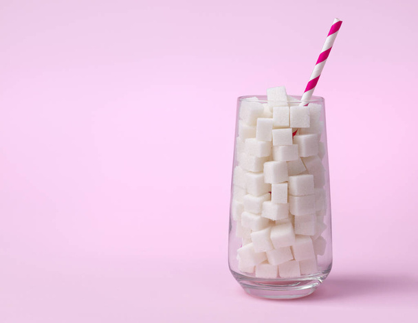 Glas vol suiker blokjes. Ongezond voedsel concept. - Foto, afbeelding