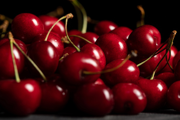 selective focus of red delicious and ripe cherries  - Foto, Imagem