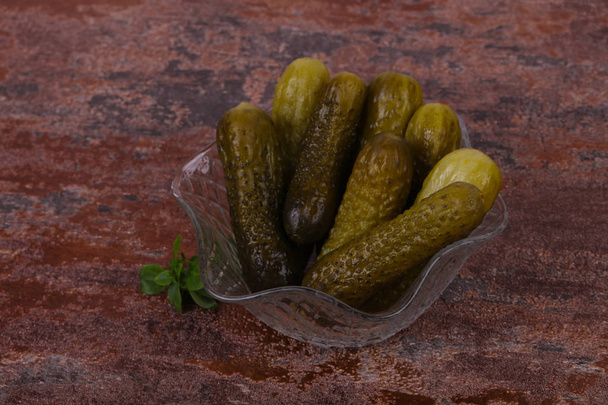 Gepekelde komkommers heap in de kom - Foto, afbeelding