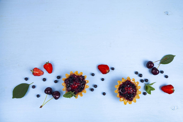 Small berry cake and ripe berries - Foto, Imagem