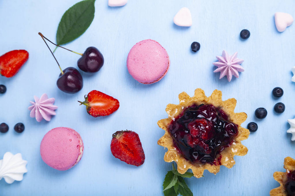 Small berry cake and ripe berries - 写真・画像