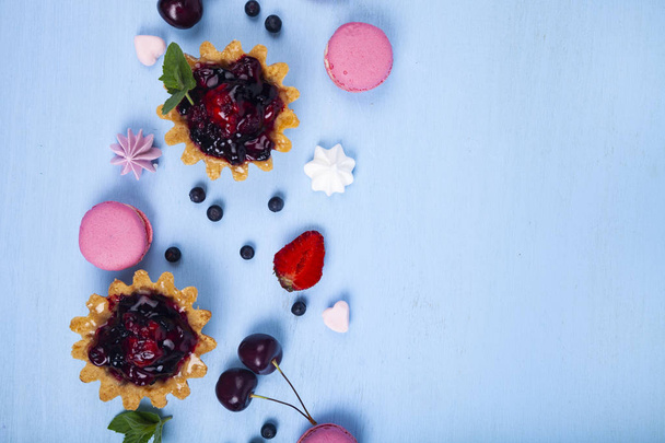 Невеликий ягідний торт і стиглі ягоди
 - Фото, зображення