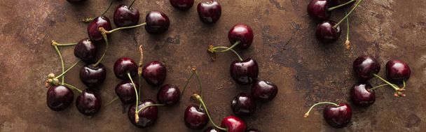 plano panorámico de cerezas frescas, dulces, rojas y maduras sobre fondo apedreado
  - Foto, imagen