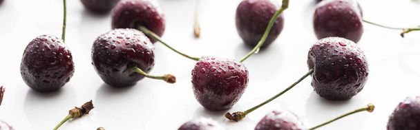 panoramic shot of fresh, sweet, red and ripe cherries covered with droplets  - Zdjęcie, obraz