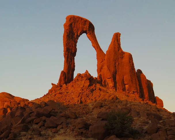 Absztrakt rock formáció a fennsík Ennedi aka ablak Arch Csádban - Fotó, kép