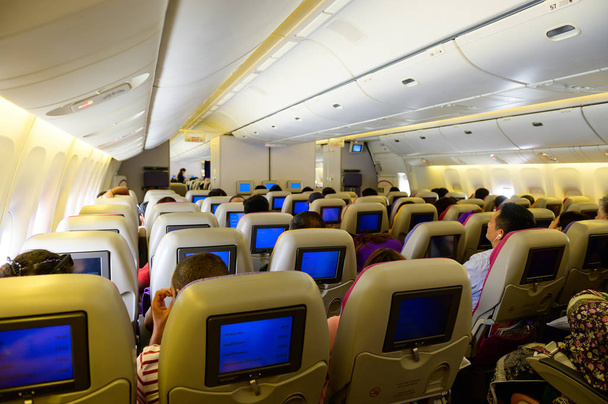 飛行機内の座席とすべてのエリアに座っている乗客 - 写真・画像
