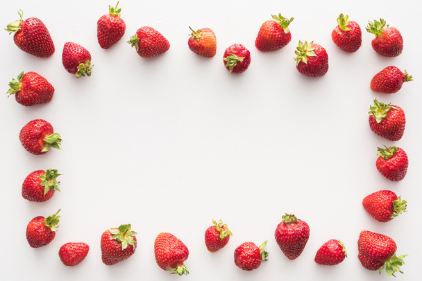 top view of sweet and fresh strawberries on white background  - Zdjęcie, obraz