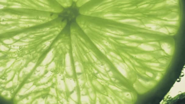 Αφρώδεις φυσαλίδες νερό με μια φλούδα ασβέστη - Πλάνα, βίντεο