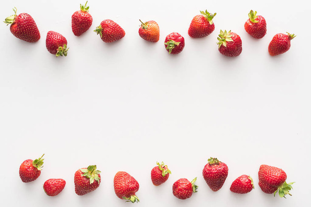 top view of sweet and red strawberries on white background  - Foto, imagen