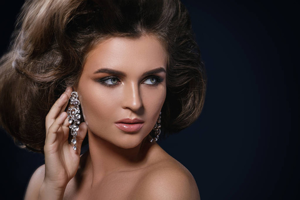 Gorgeous woman with a beautiful hairstyle and make-up - Fotografie, Obrázek